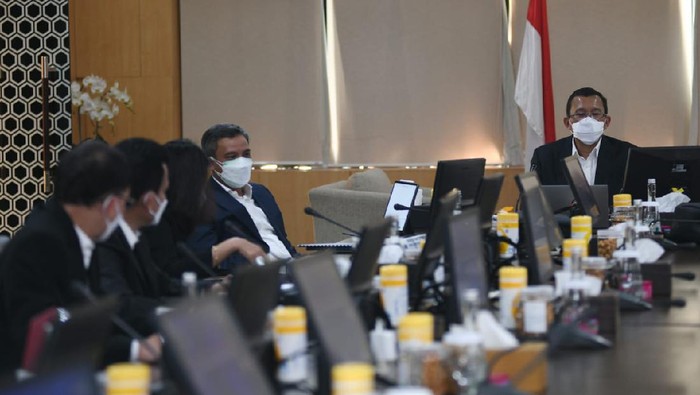Direktur Utama PT Bank Tabungan Negara (Persero) Tbk. Haru Koesmahargyo (kanan) didampingi Jajaran Direksi Bank BTN Nofry Rony Poetra, Elisabeth Novie Riswanti, dan Nixon L.P. Napitupulu menunjuk laporan keuangan Bank BTN per 30 Juni 2021 di Menara BTN, Jakarta, Rabu (28/7). Bank BTN mencatatkan pertumbuhan penyaluran kredit dan pembiayaan sebesar 5,59% secara tahunan (year-on-year/yoy) dari Rp251,83 triliun menjadi Rp265,9 triliun. Pertumbuhan kredit tersebut turut menopang laju perolehan laba bersih Bank BTN yang tumbuh di level 19,87% yoy menjadi Rp920 miliar pada kuartal II/2021 dari Rp768 miliar di periode yang sama tahun lalu. Sementara, rasio kredit bermasalah (Non-Performing Loan/NPL) Bank BTN terekam turun dari 2,40% menjadi 1,87% di kuartal II/2021.