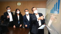 Direktur Utama PT Bank Tabungan Negara (Persero) Tbk. Haru Koesmahargyo (kanan) didampingi Jajaran Direksi Bank BTN Nofry Rony Poetra, Elisabeth Novie Riswanti, dan Nixon L.P. Napitupulu menunjuk laporan keuangan Bank BTN per 30 Juni 2021 di Menara BTN, Jakarta, Rabu (28/7).  