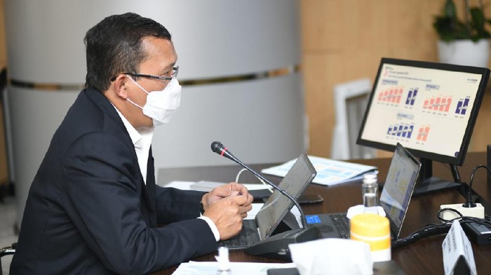 Kredit dan Laba BTN Kuartal II/2021 Tumbuh Perkasa Direktur Utama PT Bank Tabungan Negara (Persero) Tbk. Haru Koesmahargyo (kanan) didampingi Jajaran Direksi Bank BTN Nofry Rony Poetra, Elisabeth Novie Riswanti, dan Nixon L.P. Napitupulu menunjuk laporan keuangan Bank BTN per 30 Juni 2021 di Menara BTN, Jakarta, Rabu (28/7). Bank BTN mencatatkan pertumbuhan penyaluran kredit dan pembiayaan sebesar 5,59% secara tahunan (year-on-year/yoy) dari Rp251,83 triliun menjadi Rp265,9 triliun. Pertumbuhan kredit tersebut turut menopang laju perolehan laba bersih Bank BTN yang tumbuh di level 19,87% yoy menjadi Rp920 miliar pada kuartal II/2021 dari Rp768 miliar di periode yang sama tahun lalu. Sementara, rasio kredit bermasalah (Non-Performing Loan/NPL) Bank BTN terekam turun dari 2,40% menjadi 1,87% di kuartal II/2021.