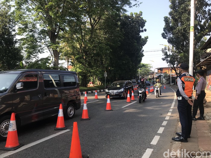 Lalu lintas di penyekatan dekat Flyover Tapal Kuda Lenteng Agung arah Pasar Minggu, 28 Juli 2021, pagi. (Nur Aziza/detikcom)