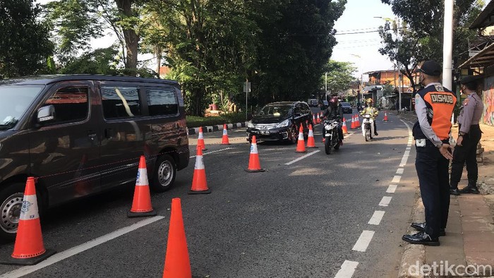 Lalu lintas di penyekatan dekat Flyover Tapal Kuda Lenteng Agung arah Pasar Minggu, 28 Juli 2021, pagi. (Nur Aziza/detikcom)