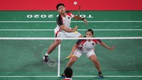 Ganda campuran Indonesia Praveen Jordan/Melati Daeva Oktavianti mengembalikan kok ke arah ganda campuran China Si Wei Zheng/Ya Qiong Huang dalam perempat final Olimpiade Tokyo 2020 di Musashino Forest Sport Plaza, Tokyo, Jepang, Rabu (28/7/2021).