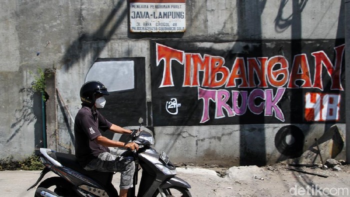 Siapa sangka dari bengkel barang rongsok ini ada dermawan yang rela memberikan sedikit rejekinya untuk menanggulangi pandemi. Apa sih aksinya?

Dermawan membuka posko pengisian tabung oksigen dengan membayar seikhlasnya di bengkel timbang barang rosok Sumringah di jalan Raya Grogol, Sukoharjo, Jawa Tengah, Selasa (27/7).