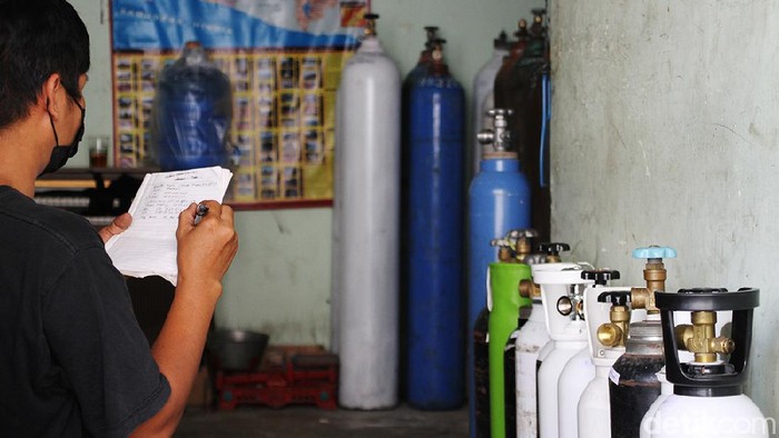 Siapa sangka dari bengkel barang rongsok ini ada dermawan yang rela memberikan sedikit rejekinya untuk menanggulangi pandemi. Apa sih aksinya?

Dermawan membuka posko pengisian tabung oksigen dengan membayar seikhlasnya di bengkel timbang barang rosok Sumringah di jalan Raya Grogol, Sukoharjo, Jawa Tengah, Selasa (27/7).