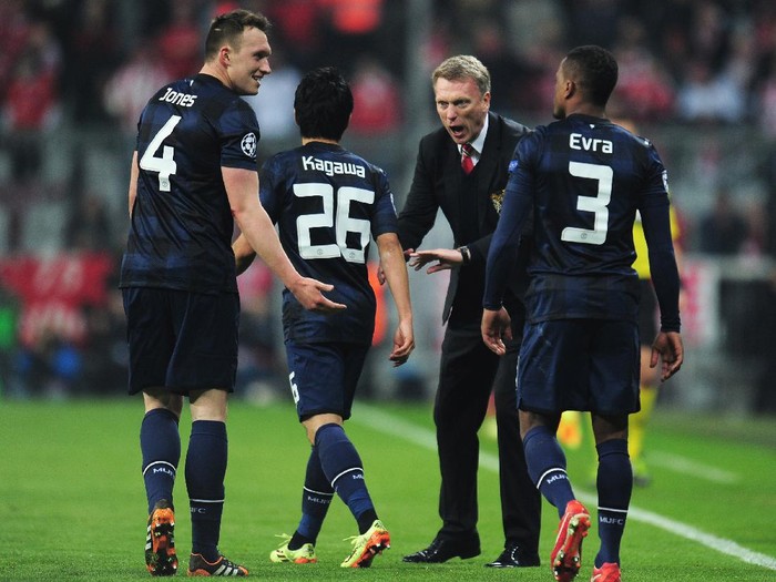 MUNICH, GERMANY - APRIL 09: David Moyes, manager of Manchester United talks to Phil Jones and Shinji Kagawa of Manchester United after the goal scored by Patrice Evra during the UEFA Champions League Quarter Final second leg match between FC Bayern Muenchen and Manchester United at Allianz Arena on April 9, 2014 in Munich, Germany. (Photo by Shaun Botterill/Getty Images)