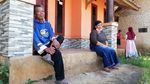 Menziarahi Sisa Reruntuhan Akibat Longsor Sumedang