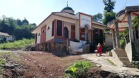 Masjid An-Nur masih berdiri kokoh di antara bangunan yang rata dengan tanah di lokasi longsor Cimanggung, Kabupaten Sumedang.