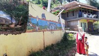 Seorang ibu dan anaknya sedang memandangi bangunan pendidikan miliknya yang hancur akibat longsor Cimanggung, Kabupaten Sumedang pada 9 Januari 2021.