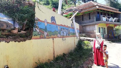 Menziarahi Sisa Reruntuhan Akibat Longsor Sumedang