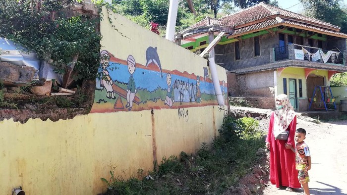 Longsor dahsyat terjadi di Cimanggung, Kabupaten Sumedang pada 9 Januari 2021 lalu. Begini kondisi desa usai 8 bulan dilanda longsor.