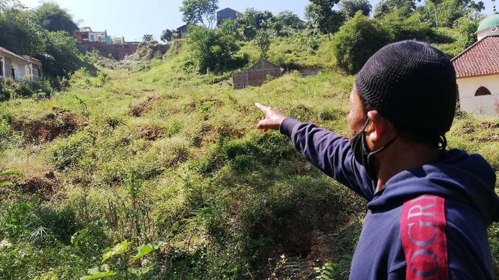Menengok Lagi Sisa Reruntuhan Longsor Hebat di Sumedang Longsor dahsyat terjadi di Cimanggung, Kabupaten Sumedang pada 9 Januari 2021 lalu. Begini kondisi desa usai 8 bulan dilanda longsor.