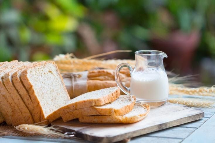 Menu sarapan roti dan susu.