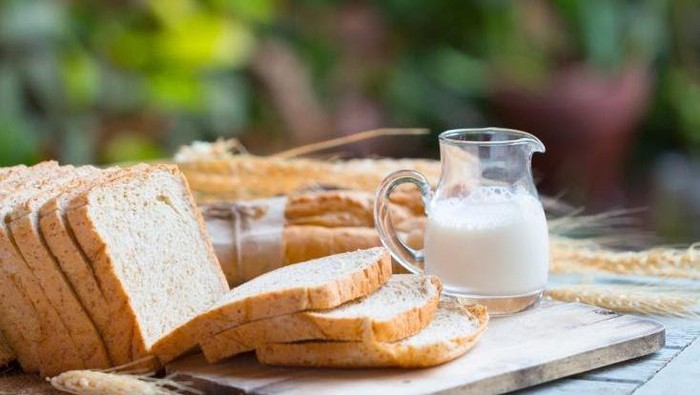 Menu sarapan roti dan susu.