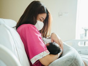 Ibu Positif Covid-19 Bisa Tetap Menyusui, Ini yang Harus Diperhatikan