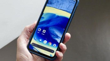 Ponsel tahan banting biasanya bentuknya garang, berbeda dari ponsel pada umumnya. Namun lain dengan Nokia XR20 yang baru saja diluncurkan oleh HMD Global ini, wujudnya ternyata cukup elegan. Bahkan ada yang menyebutnya HP tahan banting yang paling cakep. Foto: Digital Trends