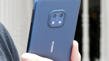 Beralih ke kamera, ada dua kamera di belakang resolusi 48 MP f/1.8 dan kamera ultrawide 13MP f/2.4, masing-masing dengan lampu flash. Sedangkan kamera depannya 8 MP. Foto: Digital Trends