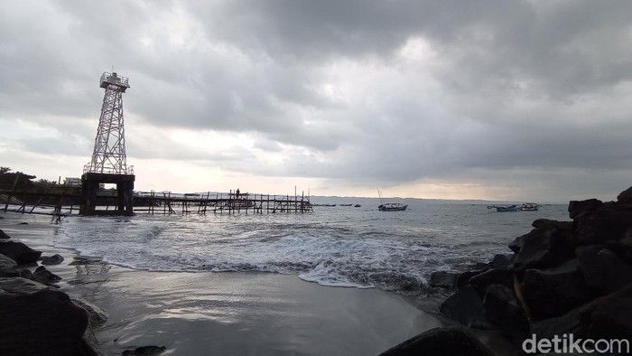 Pantai Pangandaran sepi saat PPKM Darurat