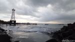 Foto: Pantai Pangandaran Tampak Muram Tanpa Wisatawan