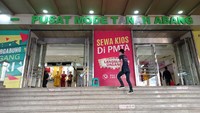 Aturan baru pun diterapkan bagi pedagang maupun pengunjung Pasar Blok A dan Blok B Tanah Abang, yakni wajib menunjukkan sertifikat vaksin COVID-19. Sylke Febrina Laucereno/detikcom