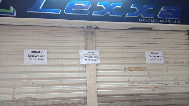 Banyak toko di pasar Tanah Abang yang dijual