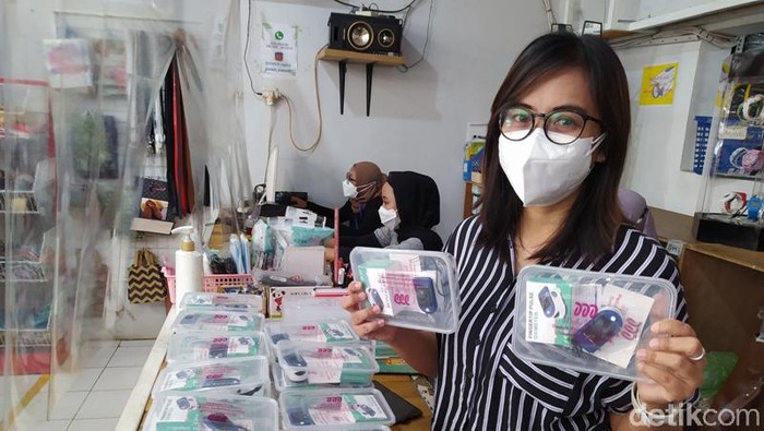 Pasutri di Magelang meminjamkan oximeter gratis bagi warga COVID isoman