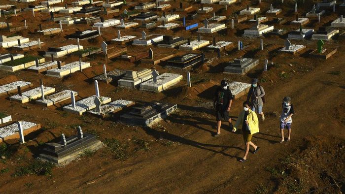 Peziarah melakukan ziarah kubur di pemakaman khusus COVID-19, Macanda, Kabupaten Gowa, Sulawesi Selatan, Selasa (27/7/2021). Kapasitas pemakaman khusus C0VID-19 di daerah tersebut sejumlah 1.000 makam telah terlampaui, dengan catatan 1.148 makam, dan untuk sementara pemerintah setempat mengeluarkan kebijakan membolehkan jenazah COVID-19 dimakamkan di pemakaman umum asal memenuhi standar protokol kesehatan. ANTARA FOTO/Abriawan Abhe/foc.