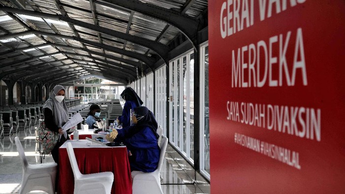 Sejumlah warga menerima vaksin COVID-19 di Stasiun Jakarta Kota, Rabu (28/7). Sedikitnya 200 dosis vaksin disediakan untuk warga yang sudah mendaftar online.