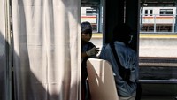 Di Stasiun Duri dan Angke sudah lebih dari 1.000 orang yang mengikuti vaksinasi dosis pertama. Sementara di Stasiun Jakarta Kota dan Rangkasbitung masing-masing disediakan 200 dosis.