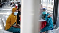 Bagi pengguna KRL dan masyarakat umum yang ingin mengikuti vaksinasi di stasiun, cukup mendaftar secara online dengan melengkapi data pribadi, waktu dan lokasi pelaksanaan vaksin untuk selanjutnya mencetak bukti pendaftaran yang merupakan tanda bahwa calon peserta telah mendapatkan kuota untuk mengikuti vaksin.