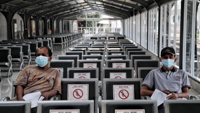 Pemberian Vaksin untuk Para Penumpang KRL di Stasiun Jakarta Kota Sejumlah warga menerima vaksin COVID-19 di Stasiun Jakarta Kota, Rabu (28/7). Sedikitnya 200 dosis vaksin disediakan untuk warga yang sudah mendaftar online.