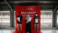 Peserta vaksin juga wajib menerapkan protokol kesehatan, seperti memakai masker ganda, menjaga jarak, dan mencuci tangan di fasilitas yang sudah disediakan.