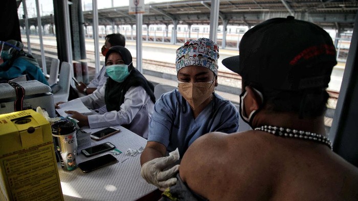 Sejumlah warga menerima vaksin COVID-19 di Stasiun Jakarta Kota, Rabu (28/7). Sedikitnya 200 dosis vaksin disediakan untuk warga yang sudah mendaftar online.