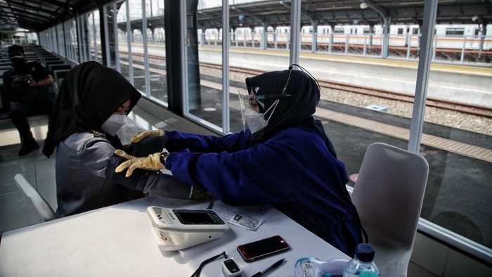 Pemberian Vaksin untuk Para Penumpang KRL di Stasiun Jakarta Kota Sejumlah warga menerima vaksin COVID-19 di Stasiun Jakarta Kota, Rabu (28/7). Sedikitnya 200 dosis vaksin disediakan untuk warga yang sudah mendaftar online.