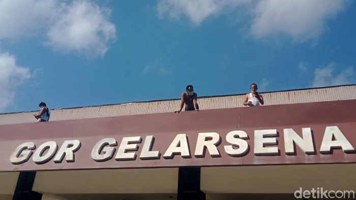 Penghuni Isolasi Terpusat GOR Gelarsena Klaten Olahraga dan Berjemur Puluhan warga yang terkonfirmasi positif COVID-19 Kabupaten Klaten beraktivitas olahraga pagi dan berjemur di tempat isolasi terpusat GOR Gelarsena, Klaten, Jawa Tengah.