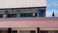Tim Ahli Satgas Percepatan Pengendalian COVID-19 Kabupaten Klaten, Roni Roekmito juga menjelaskan Satgas saat ini memprioritaskan lokasi isolasi terpusat GOR Gelarsena. Di GOR Gelarsena ini terisi 49 orang, dan masih tersedia 52 bed.