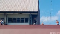 Lokasi isolasi terpusat tersebut memiliki 914 tempat tidur dan sudah terisi 26 persen. Di lokasi tersebut warga dirawat dengan fasilitas dari Satgas Percepatan Pengendalian COVID-19 Kabupaten Klaten. Setiap pagi mereka juga berjemur sambil berolahraga.