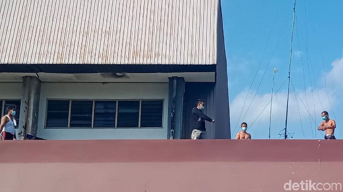 Puluhan warga yang terkonfirmasi positif COVID-19 Kabupaten Klaten beraktivitas olahraga pagi dan berjemur di tempat isolasi terpusat GOR Gelarsena, Klaten, Jawa Tengah.