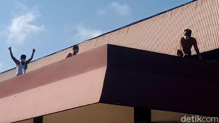 Penghuni Isolasi Terpusat GOR Gelarsena Klaten Olahraga dan Berjemur Puluhan warga yang terkonfirmasi positif COVID-19 Kabupaten Klaten beraktivitas olahraga pagi dan berjemur di tempat isolasi terpusat GOR Gelarsena, Klaten, Jawa Tengah.