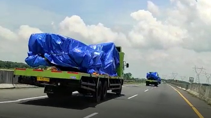 Pengiriman sasis bus baru dari dealer ke karoseri