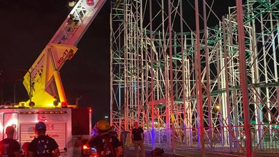 Detik-detik Evakuasi Rombongan Remaja Terjebak di Roller Coaster