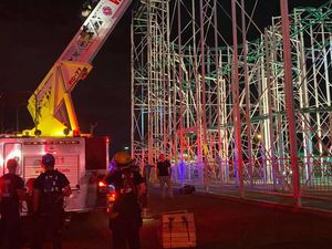 Niat Hati Seru-seruan, Eh Malah Terjebak 2 Jam di Roller Coaster
