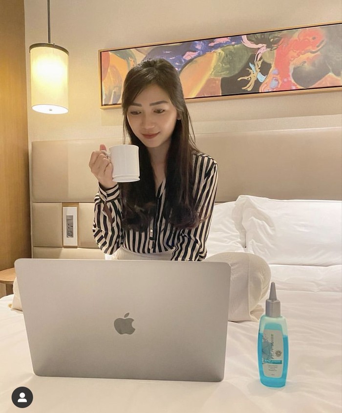 Pose Keren Cyndyana Lorens, Adik Kris Hatta Saat Makan Pizza dan Buah