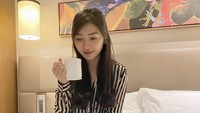 Dulunya bekerja sebagai salah satu pramugari di Garuda. Cyndyana paling suka traveling dan menikmati waktunya bersantai di hotel, ditemani secangkir kopi. Foto: Instagram @cyndyanalorens
