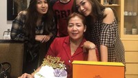 Rayakan ulang tahun sang ibu. Cyndyana serta Kriss Hatta dan saudaranya berikan kejutan cake mewah dengan nuansa bunga ungu yang elegan. Foto: Instagram @cyndyanalorens