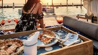 Berlibur menikmati pemandangan laut lepas yang indah, Cyndyana ternyata penggemar hidangan pizza nih. Foto: Instagram @cyndyanalorens