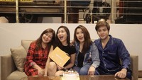 Akrab dan memiliki hubungan yang dekat dengan keluarganya, Cyndyana dapat tas mahal hingga kue dari Kriss dan keluarga. Foto: Instagram @cyndyanalorens