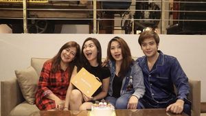 Pose Keren Cyndyana Lorens, Adik Kris Hatta Saat Makan Pizza dan Buah