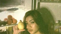 Pamer makan buah, Cyndyana sukses buat foto di depan kulkas menjadi keren. Foto: Instagram @cyndyanalorens