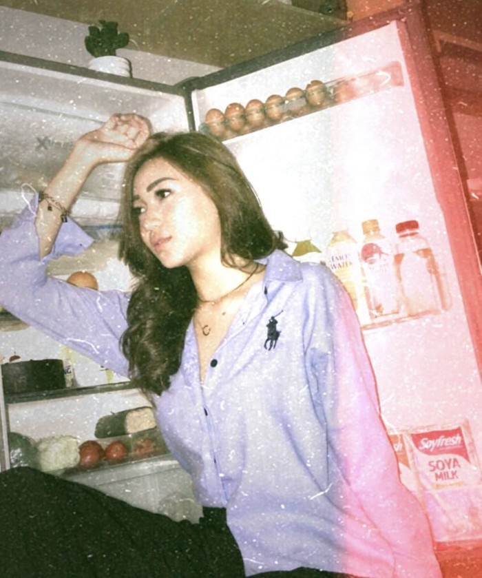 Pose Keren Cyndyana Lorens, Adik Kris Hatta Saat Makan Pizza dan Buah Pose Keren Cyndyana Lorens, Adik Kris Hatta Saat Makan Pizza dan Buah