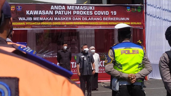 Posko pemantauan prokes dan kerumunan di Garut.